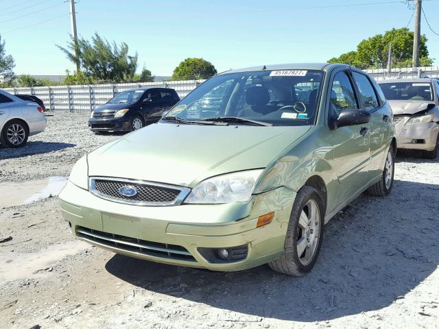 1FAHP37N67W217017 - 2007 FORD FOCUS GREEN photo 2