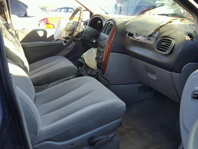 1A4GP45R26B583073 - 2006 CHRYSLER TOWN & COU BLUE photo 5