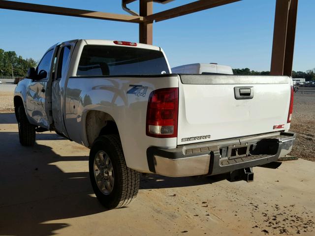 1GT22ZCG9BZ200938 - 2011 GMC SIERRA K25 WHITE photo 3