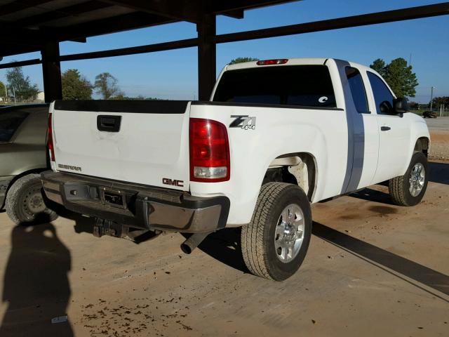 1GT22ZCG9BZ200938 - 2011 GMC SIERRA K25 WHITE photo 4