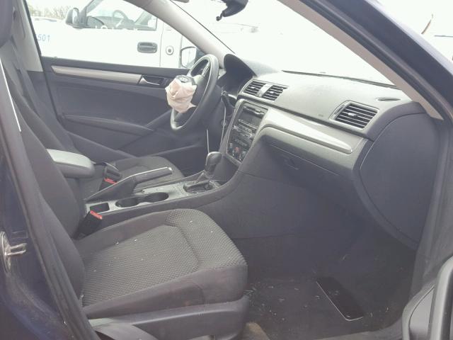 1VWAH7A39DC057555 - 2013 VOLKSWAGEN PASSAT S أزرق صورة 5