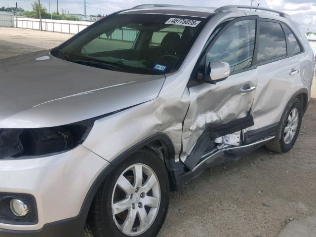 5XYKT3A14BG178631 - 2011 KIA SORENTO BA SILVER photo 9