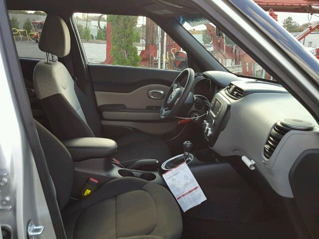 KNDJN2A29H7476011 - 2017 KIA SOUL SILVER photo 5