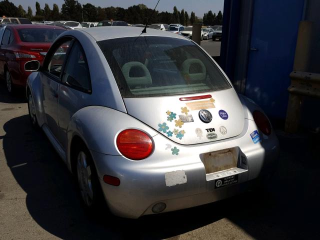 3VWCP21C21M457594 - 2001 VOLKSWAGEN NEW BEETLE 银色 照片 3