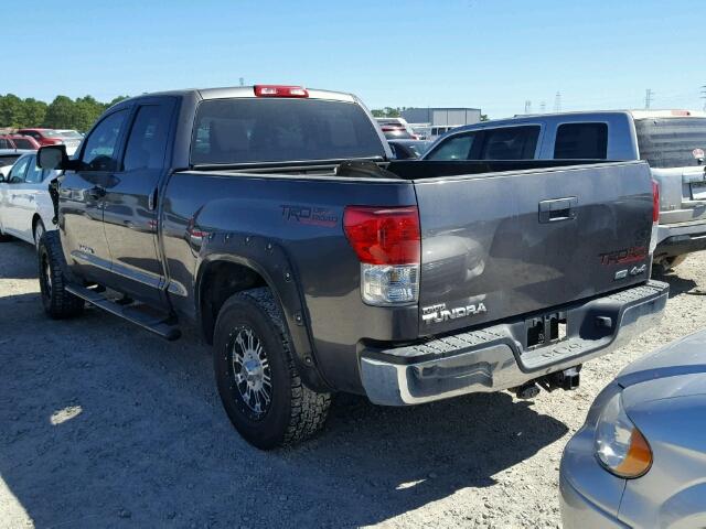 5TFUW5F11BX159827 - 2011 TOYOTA TUNDRA DOU GRAY photo 3