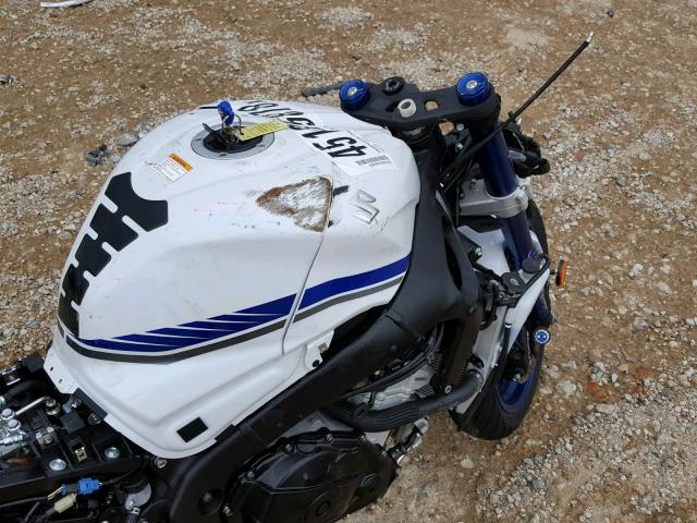 JS1DM11H7J2100239 - 2018 SUZUKI GSX-R1000 WHITE photo 5