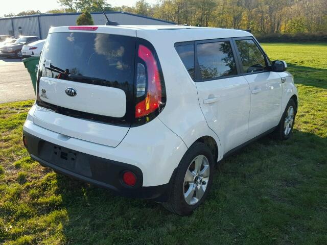 KNDJN2A21H7420953 - 2017 KIA SOUL WHITE photo 4