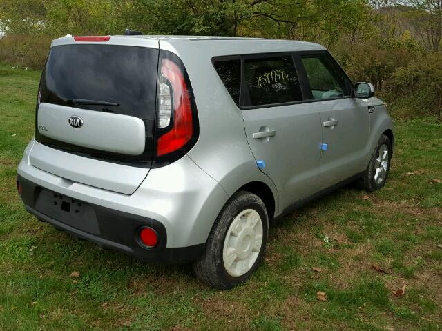 KNDJN2A25H7479942 - 2017 KIA SOUL SILVER photo 4