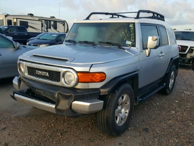 JTEZU11F070001241 - 2007 TOYOTA FJ CRUISER SILVER photo 2