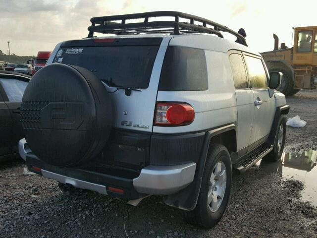 JTEZU11F070001241 - 2007 TOYOTA FJ CRUISER SILVER photo 4