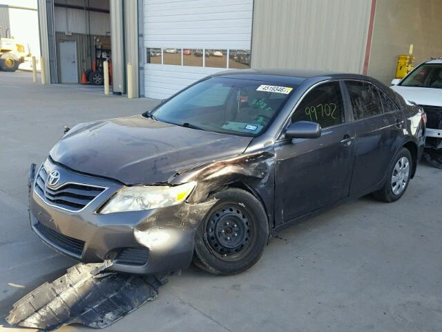 4T1BF3EK2BU137547 - 2011 TOYOTA CAMRY BASE GRAY photo 2