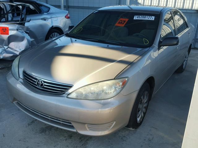 4T1BE32K65U599184 - 2005 TOYOTA CAMRY LE GOLD photo 2