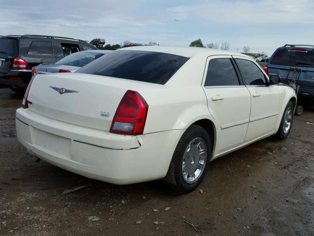 2C3JA53G25H691871 - 2005 CHRYSLER 300 WHITE photo 4