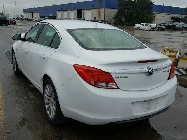 W04GN5EC6B1052756 - 2011 BUICK REGAL WHITE photo 3