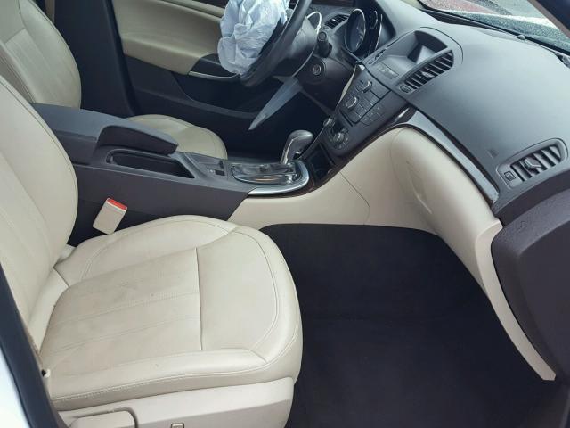 W04GN5EC6B1052756 - 2011 BUICK REGAL WHITE photo 5