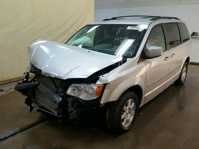 2A8HR54109R674668 - 2009 CHRYSLER TOWN & COU SILVER photo 2