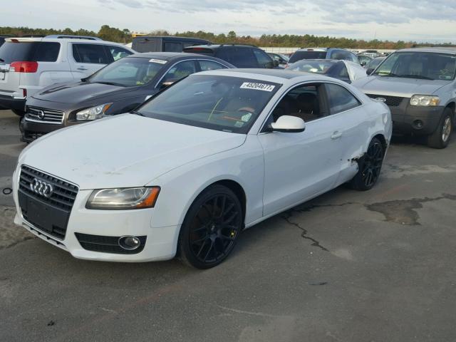 WAULFAFR9CA005300 - 2012 AUDI A5 WHITE photo 2