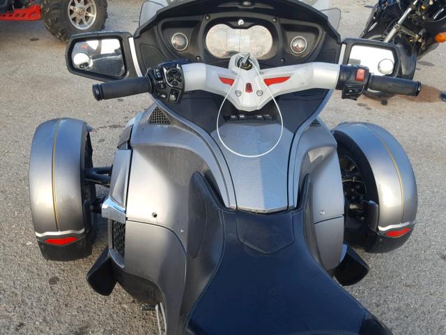 2BXJBWC16CV002228 - 2012 CAN-AM SPYDER ROA SILVER photo 5