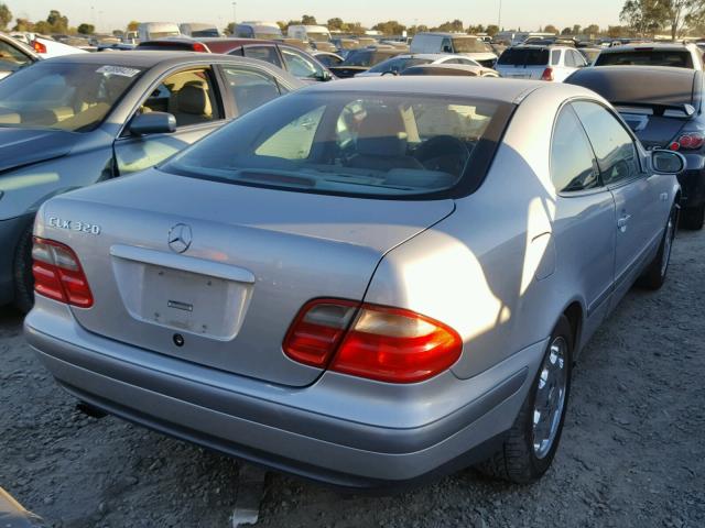 WDBLJ65G3WF027099 - 1998 MERCEDES-BENZ CLK 320 SILVER photo 4