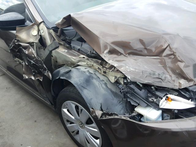 3VW2K7AJ0CM352139 - 2012 VOLKSWAGEN JETTA BASE BROWN photo 9