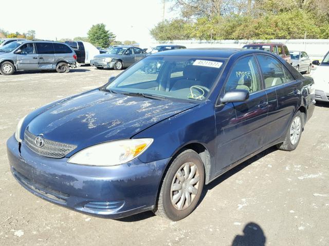 4T1BE32K52U500270 - 2002 TOYOTA CAMRY LE BLUE photo 2