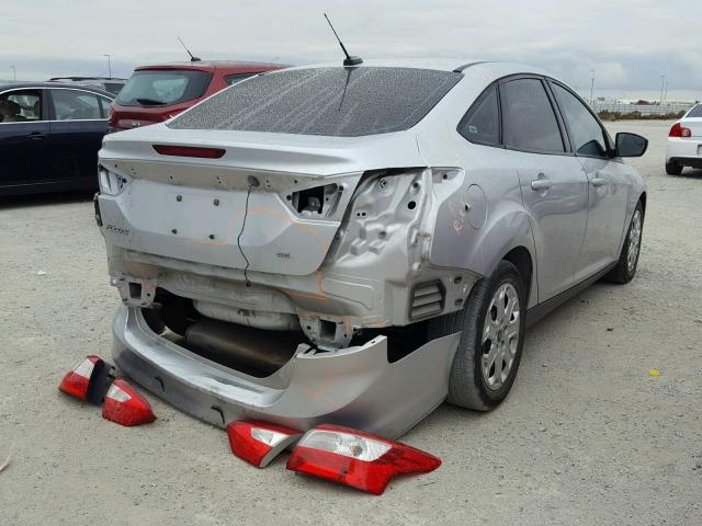 1FAHP3F21CL244287 - 2012 FORD FOCUS SE SILVER photo 4