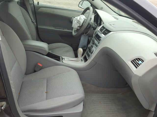 1G1ZC5EB8AF224713 - 2010 CHEVROLET MALIBU 1LT ნაცრისფერი ფოტო 5