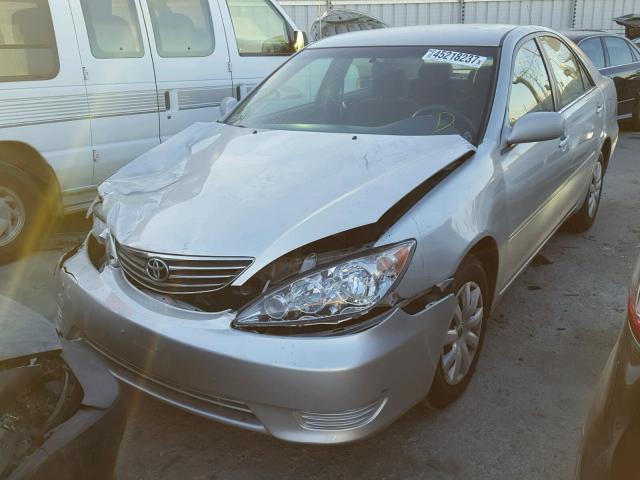 4T1BE32K45U013498 - 2005 TOYOTA CAMRY LE SILVER photo 2
