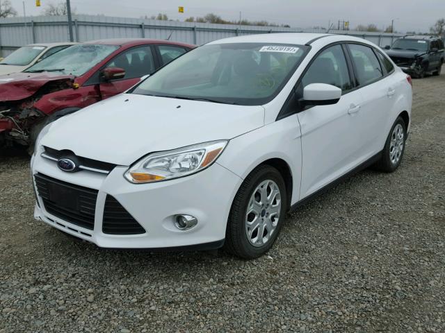 1FAHP3F2XCL470294 - 2012 FORD FOCUS WHITE photo 2