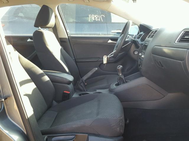 3VW1K7AJ8EM352257 - 2014 VOLKSWAGEN JETTA BASE ნაცრისფერი ფოტო 5