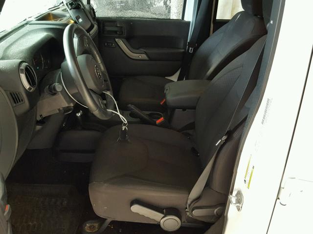 1C4BJWDG8FL627200 - 2015 JEEP WRANGLER U WHITE photo 5