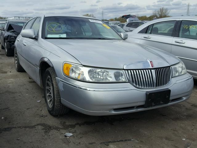 1LNHM82W62Y631830 - 2002 LINCOLN TOWN CAR S SILVER photo 1