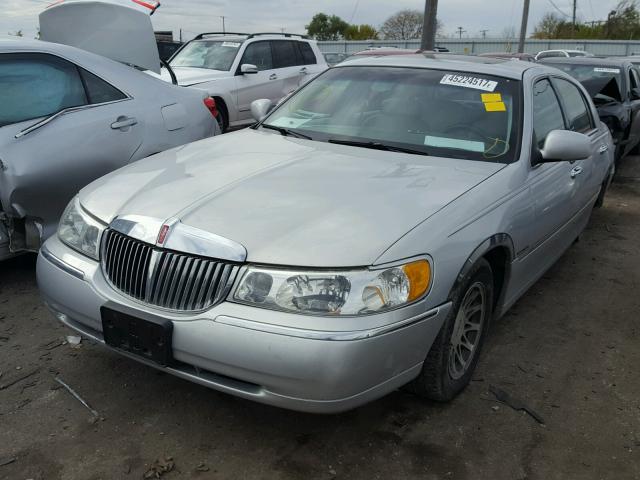 1LNHM82W62Y631830 - 2002 LINCOLN TOWN CAR S SILVER photo 2