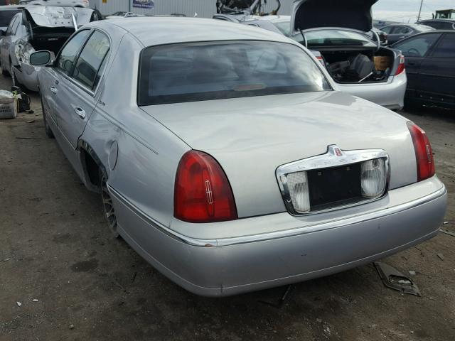 1LNHM82W62Y631830 - 2002 LINCOLN TOWN CAR S SILVER photo 3