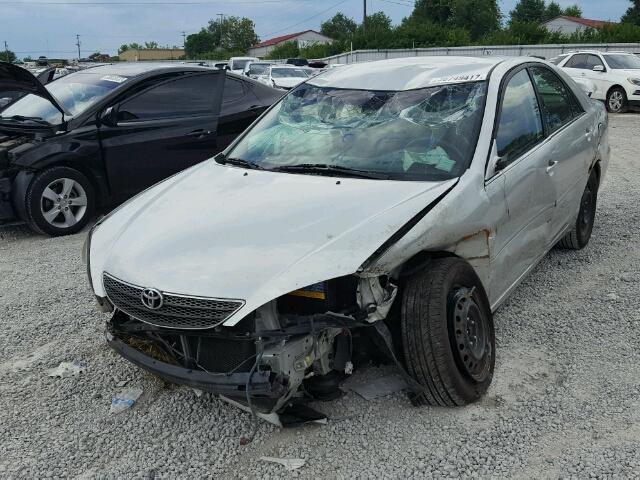 JTDBE32K420026372 - 2002 TOYOTA CAMRY LE SILVER photo 2