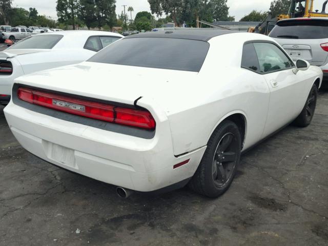 2B3LJ44V09H526677 - 2009 DODGE CHALLENGER WHITE photo 4