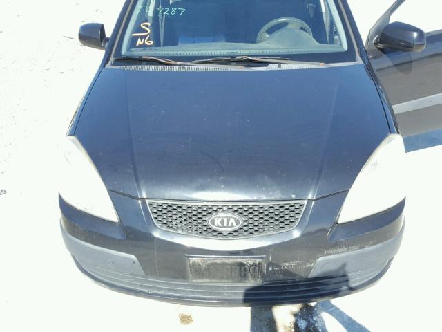 KNADE123766118453 - 2006 KIA RIO BLACK photo 7