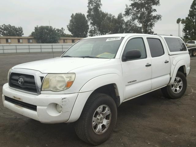 5TELU42N76Z211335 - 2006 TOYOTA TACOMA DOU WHITE photo 2