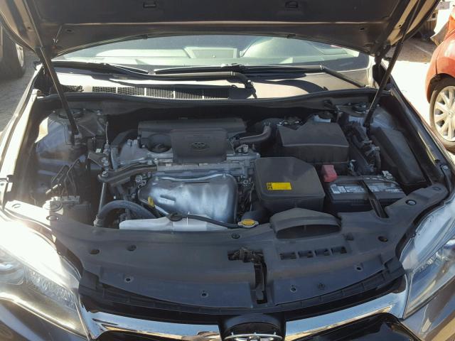 4T1BF1FKXFU951101 - 2015 TOYOTA CAMRY LE 灰色 照片 7