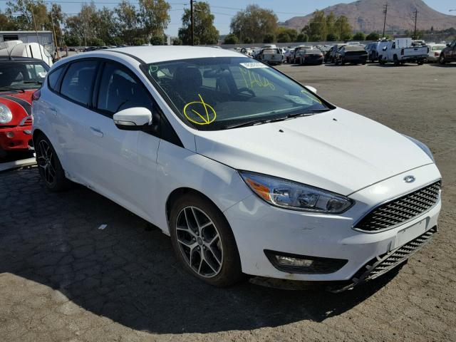 1FADP3K21GL221375 - 2016 FORD FOCUS SE WHITE photo 1