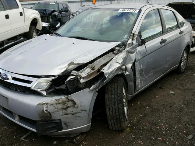 1FAHP35N58W284714 - 2008 FORD FOCUS SE GRAY photo 9