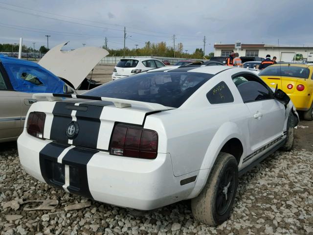 1ZVFT80N465157146 - 2006 FORD MUSTANG WHITE photo 4