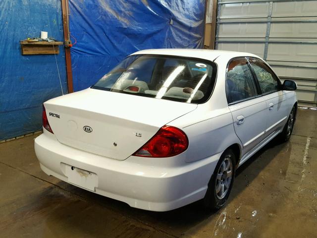 KNAFB121625111722 - 2002 KIA SPECTRA BA WHITE photo 4