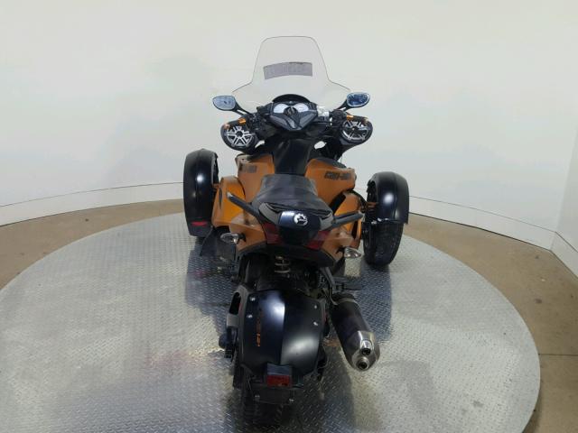 2BXJARA16BV000419 - 2011 CAN-AM SPYDER ROA TWO TONE photo 9