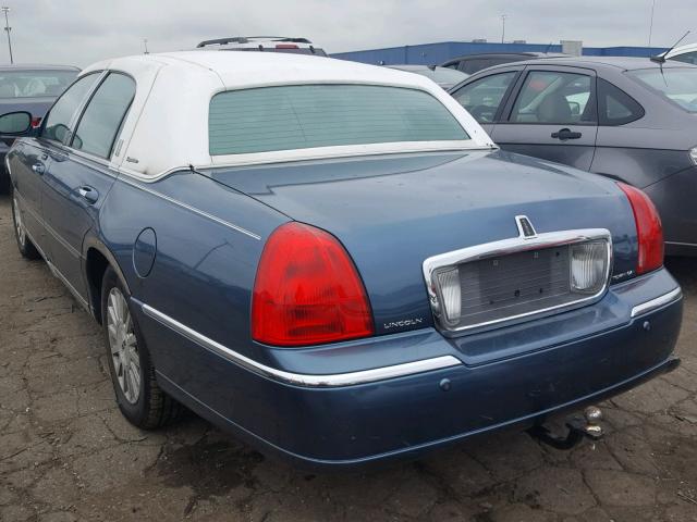 1LNHM82W43Y601310 - 2003 LINCOLN TOWN CAR S BLUE photo 3