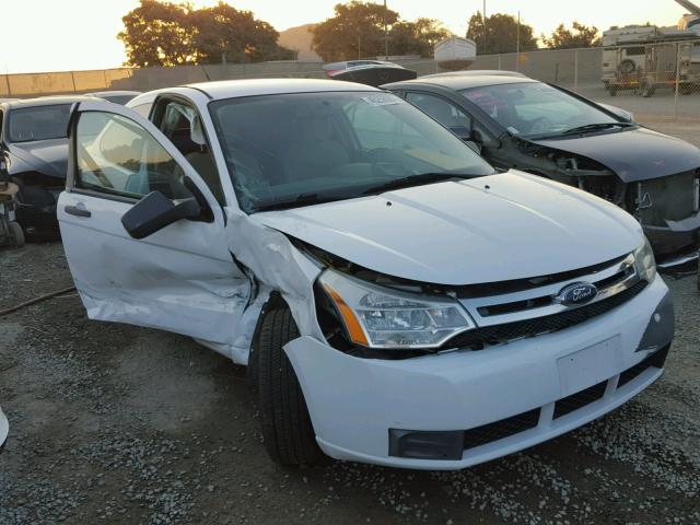 1FAHP33N18W196276 - 2008 FORD FOCUS SE WHITE photo 1