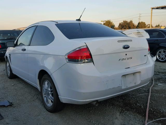 1FAHP33N18W196276 - 2008 FORD FOCUS SE WHITE photo 3