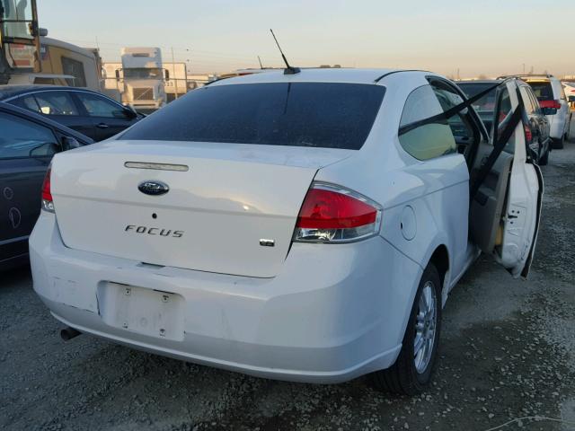 1FAHP33N18W196276 - 2008 FORD FOCUS SE WHITE photo 4