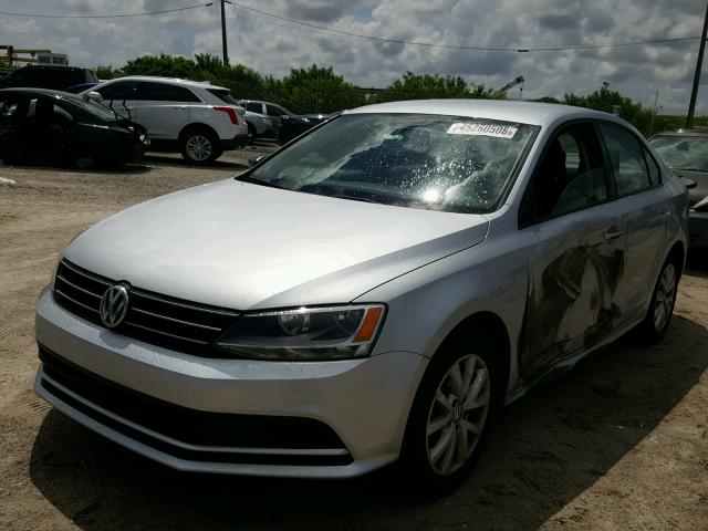 3VWD17AJ8FM251477 - 2015 VOLKSWAGEN JETTA SE SILVER photo 2