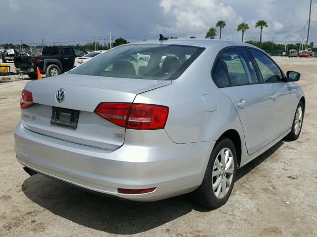 3VWD17AJ8FM251477 - 2015 VOLKSWAGEN JETTA SE SILVER photo 4